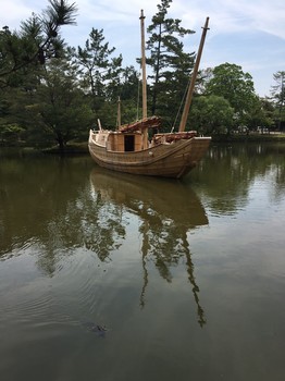 東大寺鏡池の舟.JPG